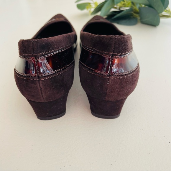 Stuart Weitzman Tier Cola Suede Kitten Heels - Picture 6 of 9